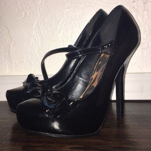 Black heels with bow